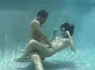 У пруда, Секс под водой